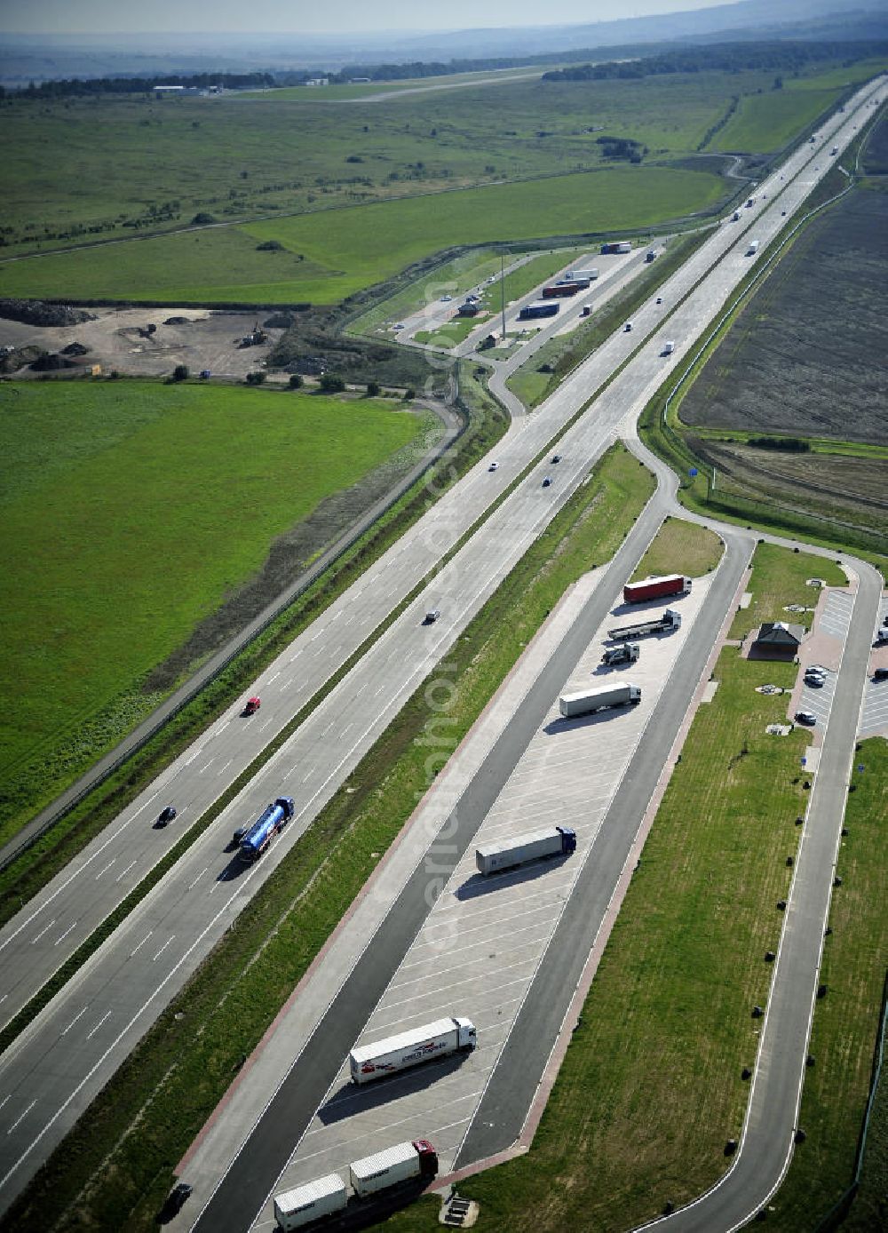 Aerial image Eisenach - Blick auf den Verlauf des Projekt Nordverlegung / Umfahrung Hörselberge der Autobahn E40 / A4 in Thüringen bei Eisenach. Durchgeführt werden die im Zuge dieses Projektes notwendigen Arbeiten unter an derem von den Mitarbeitern der Niederlassung Weimar der EUROVIA Verkehrsbau Union sowie der Niederlassungen Abbruch und Erdbau, Betonstraßenbau, Ingenieurbau und TECO Schallschutz der EUROVIA Beton sowie der DEGES.