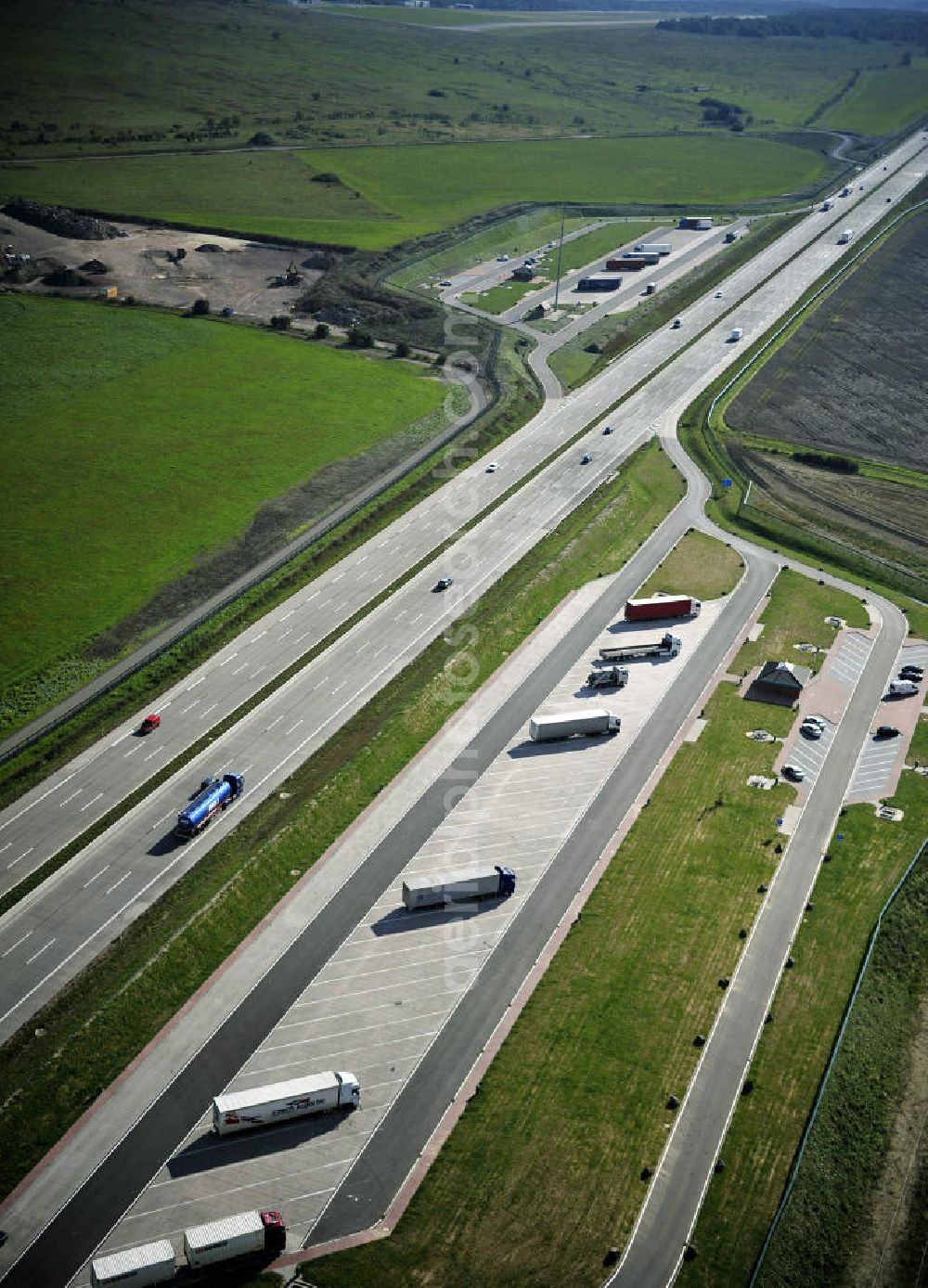 Eisenach from above - Blick auf den Verlauf des Projekt Nordverlegung / Umfahrung Hörselberge der Autobahn E40 / A4 in Thüringen bei Eisenach. Durchgeführt werden die im Zuge dieses Projektes notwendigen Arbeiten unter an derem von den Mitarbeitern der Niederlassung Weimar der EUROVIA Verkehrsbau Union sowie der Niederlassungen Abbruch und Erdbau, Betonstraßenbau, Ingenieurbau und TECO Schallschutz der EUROVIA Beton sowie der DEGES.