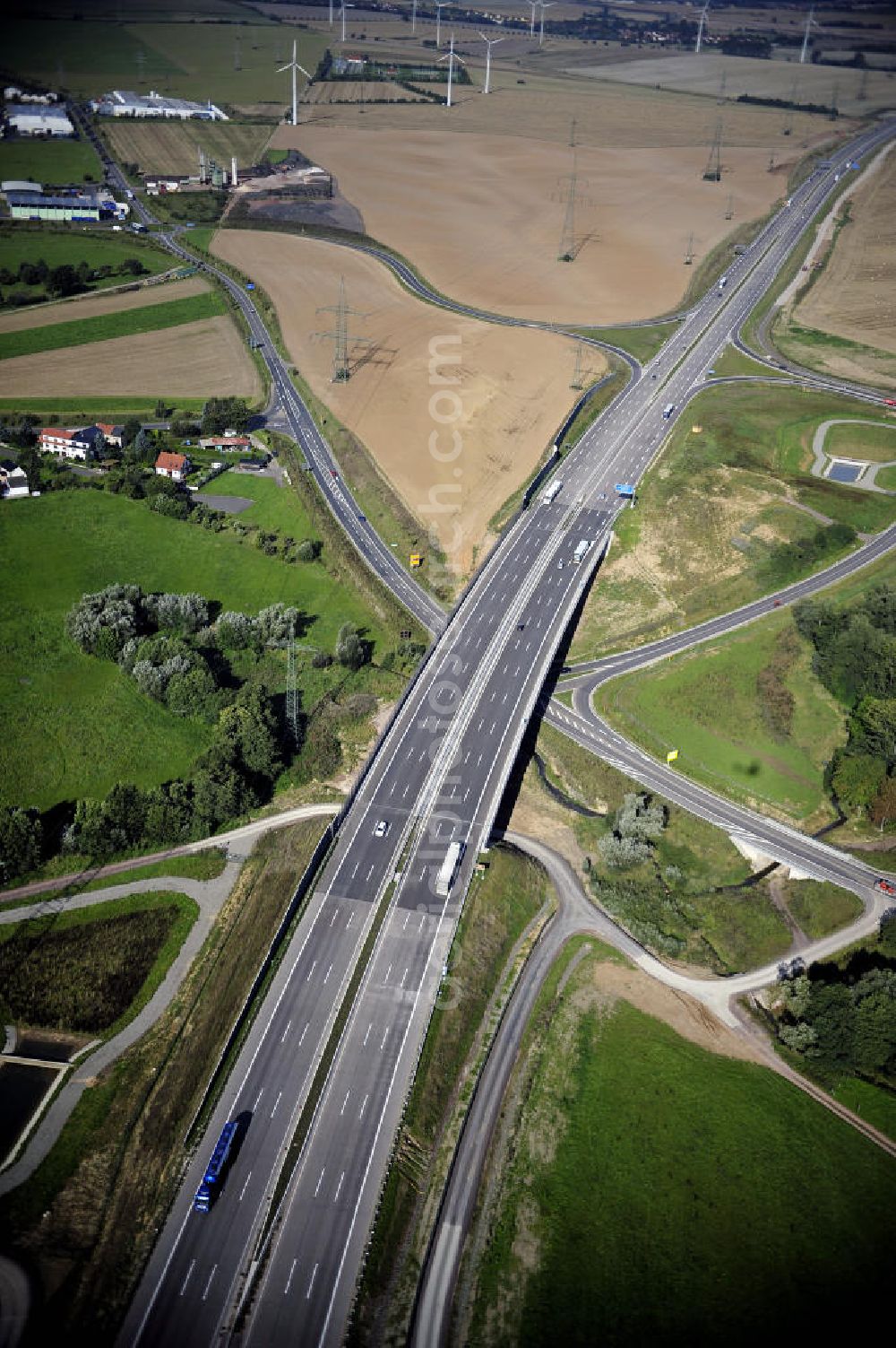 Aerial photograph Eisenach - Blick auf den Verlauf des Projekt Nordverlegung / Umfahrung Hörselberge der Autobahn E40 / A4 in Thüringen bei Eisenach. Durchgeführt werden die im Zuge dieses Projektes notwendigen Arbeiten unter an derem von den Mitarbeitern der Niederlassung Weimar der EUROVIA Verkehrsbau Union sowie der Niederlassungen Abbruch und Erdbau, Betonstraßenbau, Ingenieurbau und TECO Schallschutz der EUROVIA Beton sowie der DEGES.