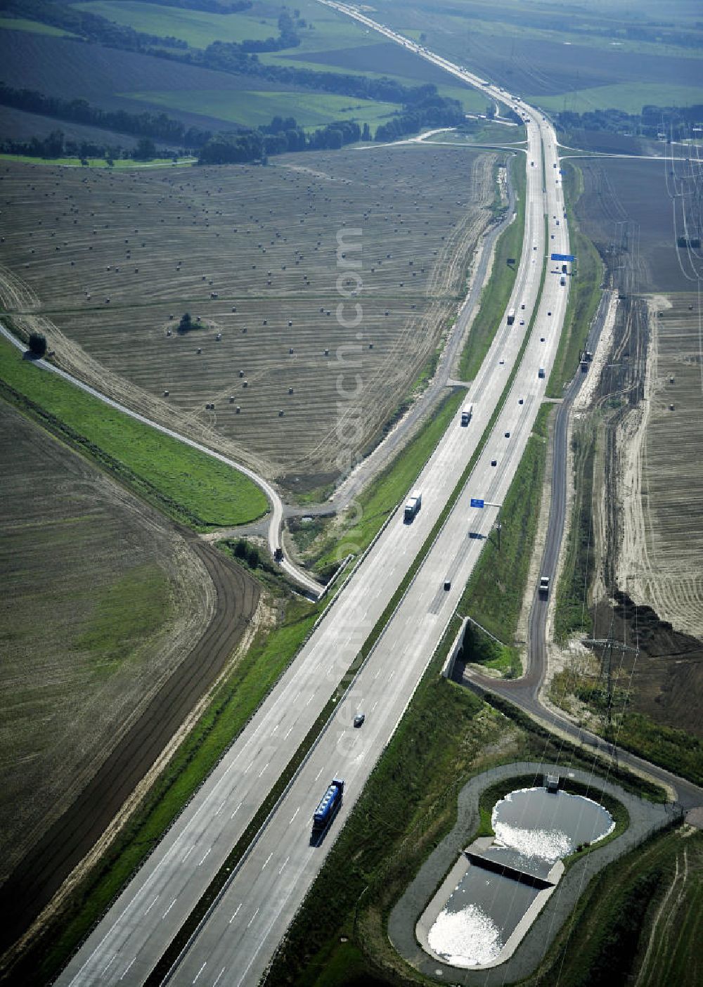 Eisenach from the bird's eye view: Blick auf den Verlauf des Projekt Nordverlegung / Umfahrung Hörselberge der Autobahn E40 / A4 in Thüringen bei Eisenach. Durchgeführt werden die im Zuge dieses Projektes notwendigen Arbeiten unter an derem von den Mitarbeitern der Niederlassung Weimar der EUROVIA Verkehrsbau Union sowie der Niederlassungen Abbruch und Erdbau, Betonstraßenbau, Ingenieurbau und TECO Schallschutz der EUROVIA Beton sowie der DEGES.