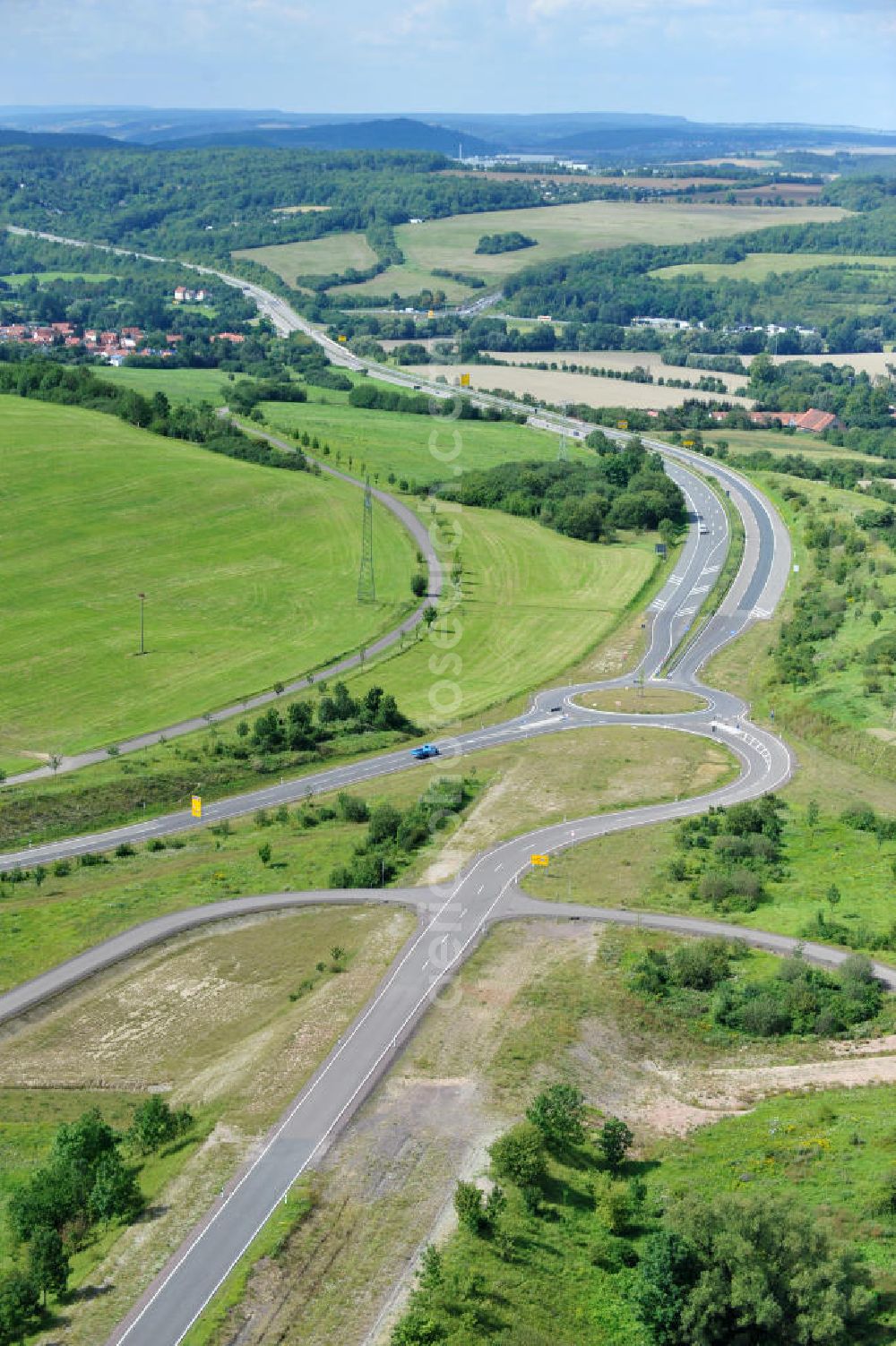 Aerial photograph Wutha-Farnroda - Neubau / Baustelle Anschluss der Bundesstraße 88 an die B 19 im Zuge des Projekt Nordverlegung / Umfahrung Hörselberge der Autobahn E40 / A4 in Thüringen bei Eisenach. Durchgeführt wurden die notwendigen Arbeiten unter an derem von den Mitarbeitern der Niederlassung Weimar der EUROVIA Verkehrsbau Union sowie der Niederlassungen Abbruch und Erdbau, Betonstraßenbau, Ingenieurbau und TECO Schallschutz der EUROVIA Beton sowie der DEGES. Construction site / road works near by Wutha-Farnroda in Thuringia.