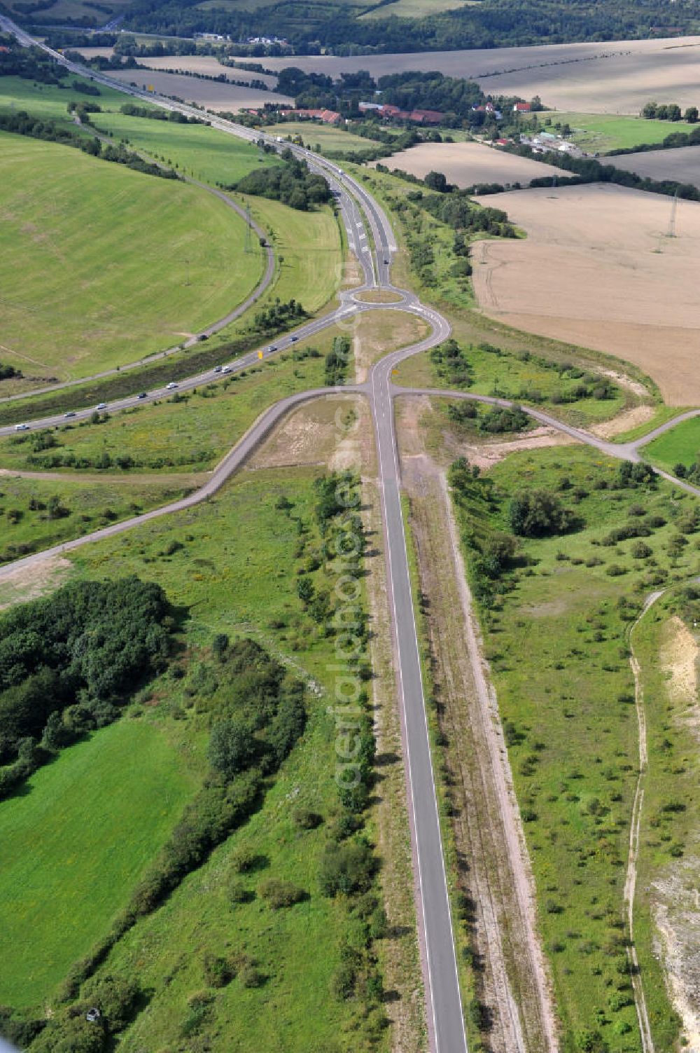 Aerial image Wutha-Farnroda - Neubau / Baustelle Anschluss der Bundesstraße 88 an die B 19 im Zuge des Projekt Nordverlegung / Umfahrung Hörselberge der Autobahn E40 / A4 in Thüringen bei Eisenach. Durchgeführt wurden die notwendigen Arbeiten unter an derem von den Mitarbeitern der Niederlassung Weimar der EUROVIA Verkehrsbau Union sowie der Niederlassungen Abbruch und Erdbau, Betonstraßenbau, Ingenieurbau und TECO Schallschutz der EUROVIA Beton sowie der DEGES. Construction site / road works near by Wutha-Farnroda in Thuringia.