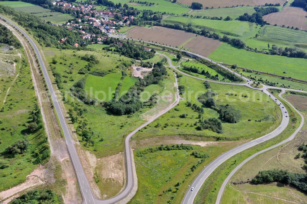 Aerial photograph Wutha-Farnroda - Neubau / Baustelle Anschluss der Bundesstraße 88 an die B 19 im Zuge des Projekt Nordverlegung / Umfahrung Hörselberge der Autobahn E40 / A4 in Thüringen bei Eisenach. Durchgeführt wurden die notwendigen Arbeiten unter an derem von den Mitarbeitern der Niederlassung Weimar der EUROVIA Verkehrsbau Union sowie der Niederlassungen Abbruch und Erdbau, Betonstraßenbau, Ingenieurbau und TECO Schallschutz der EUROVIA Beton sowie der DEGES. Construction site / road works near by Wutha-Farnroda in Thuringia.