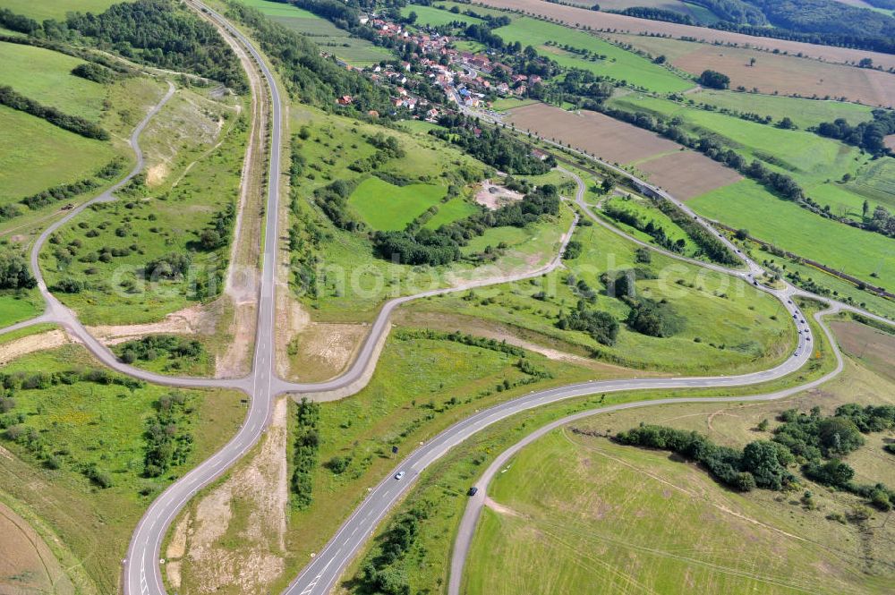 Wutha-Farnroda from above - Neubau / Baustelle Anschluss der Bundesstraße 88 an die B 19 im Zuge des Projekt Nordverlegung / Umfahrung Hörselberge der Autobahn E40 / A4 in Thüringen bei Eisenach. Durchgeführt wurden die notwendigen Arbeiten unter an derem von den Mitarbeitern der Niederlassung Weimar der EUROVIA Verkehrsbau Union sowie der Niederlassungen Abbruch und Erdbau, Betonstraßenbau, Ingenieurbau und TECO Schallschutz der EUROVIA Beton sowie der DEGES. Construction site / road works near by Wutha-Farnroda in Thuringia.