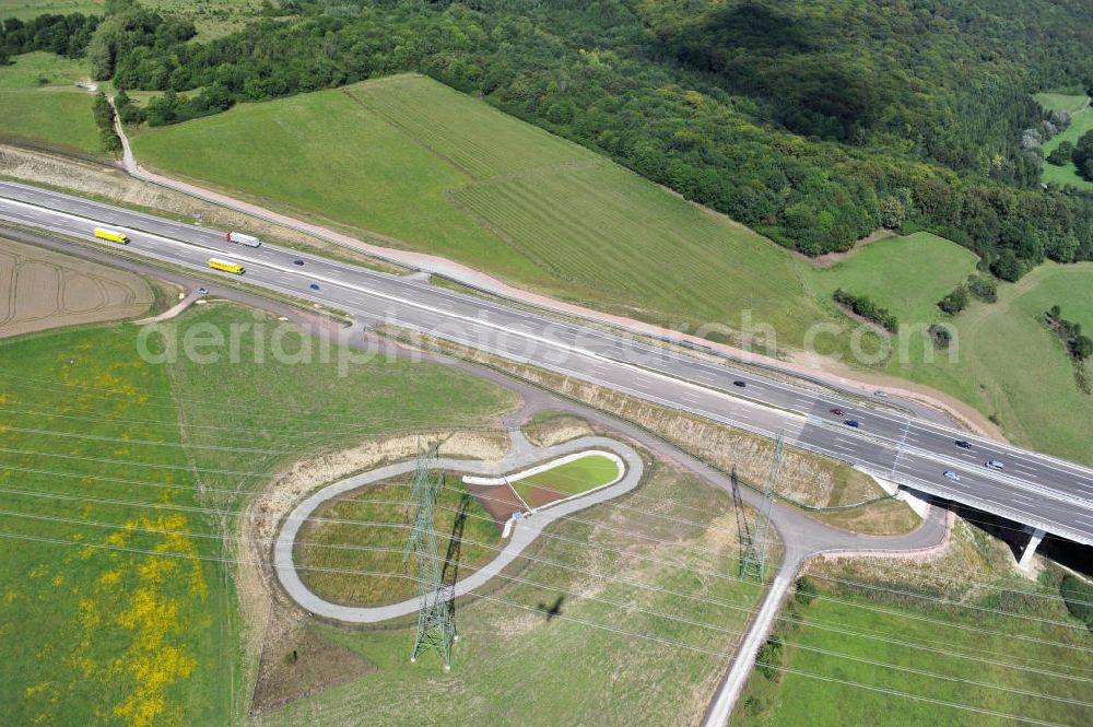 Aerial photograph Ettenhausen - Die Nessetalbrücke mit einer Länge von 380 Meter. Die Brücke wurde im Zuge des Projekt Nordverlegung / Umfahrung Hörselberge der Autobahn E40 / A4 in Thüringen bei Eisenach erbaut. Durchgeführt wurden die notwendigen Arbeiten unter an derem von den Mitarbeitern der Niederlassung Weimar der EUROVIA Verkehrsbau Union sowie der Niederlassungen Abbruch und Erdbau, Betonstraßenbau, Ingenieurbau und TECO Schallschutz der EUROVIA Beton sowie der DEGES. The bridge was built during the construction of the new bypass system.