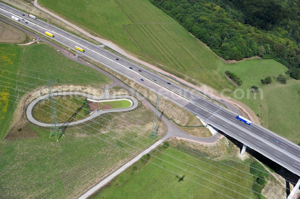 Ettenhausen from above - Die Nessetalbrücke mit einer Länge von 380 Meter. Die Brücke wurde im Zuge des Projekt Nordverlegung / Umfahrung Hörselberge der Autobahn E40 / A4 in Thüringen bei Eisenach erbaut. Durchgeführt wurden die notwendigen Arbeiten unter an derem von den Mitarbeitern der Niederlassung Weimar der EUROVIA Verkehrsbau Union sowie der Niederlassungen Abbruch und Erdbau, Betonstraßenbau, Ingenieurbau und TECO Schallschutz der EUROVIA Beton sowie der DEGES. The bridge was built during the construction of the new bypass system.