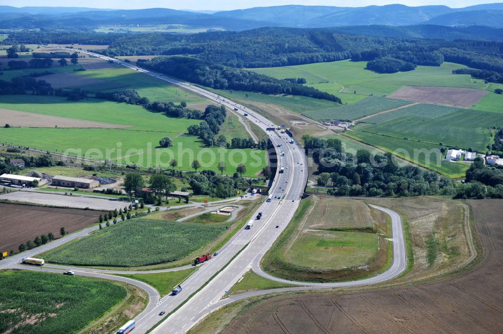 Sättelstädt from above - Die Hörseltalbrücke mit einer Länge von 195 Meter. Die Brücke wurde im Zuge des Projekt Nordverlegung / Umfahrung Hörselberge der Autobahn E40 / A4 in Thüringen bei Eisenach erbaut. Durchgeführt wurden die notwendigen Arbeiten unter an derem von den Mitarbeitern der Niederlassung Weimar der EUROVIA Verkehrsbau Union sowie der Niederlassungen Abbruch und Erdbau, Betonstraßenbau, Ingenieurbau und TECO Schallschutz der EUROVIA Beton sowie der DEGES. The bridge was built during the construction of the new bypass system.