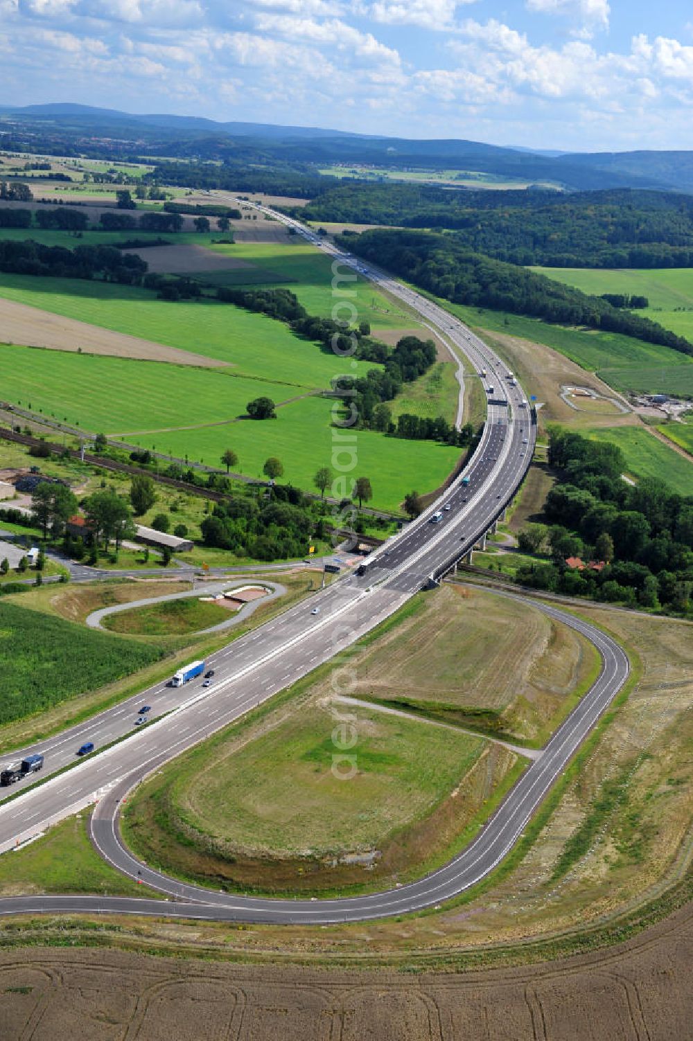 Sättelstädt from the bird's eye view: Die Hörseltalbrücke mit einer Länge von 195 Meter. Die Brücke wurde im Zuge des Projekt Nordverlegung / Umfahrung Hörselberge der Autobahn E40 / A4 in Thüringen bei Eisenach erbaut. Durchgeführt wurden die notwendigen Arbeiten unter an derem von den Mitarbeitern der Niederlassung Weimar der EUROVIA Verkehrsbau Union sowie der Niederlassungen Abbruch und Erdbau, Betonstraßenbau, Ingenieurbau und TECO Schallschutz der EUROVIA Beton sowie der DEGES. The bridge was built during the construction of the new bypass system.