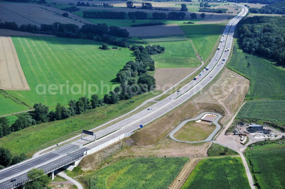 Aerial image Sättelstädt - Die Hörseltalbrücke mit einer Länge von 195 Meter. Die Brücke wurde im Zuge des Projekt Nordverlegung / Umfahrung Hörselberge der Autobahn E40 / A4 in Thüringen bei Eisenach erbaut. Durchgeführt wurden die notwendigen Arbeiten unter an derem von den Mitarbeitern der Niederlassung Weimar der EUROVIA Verkehrsbau Union sowie der Niederlassungen Abbruch und Erdbau, Betonstraßenbau, Ingenieurbau und TECO Schallschutz der EUROVIA Beton sowie der DEGES. The bridge was built during the construction of the new bypass system.