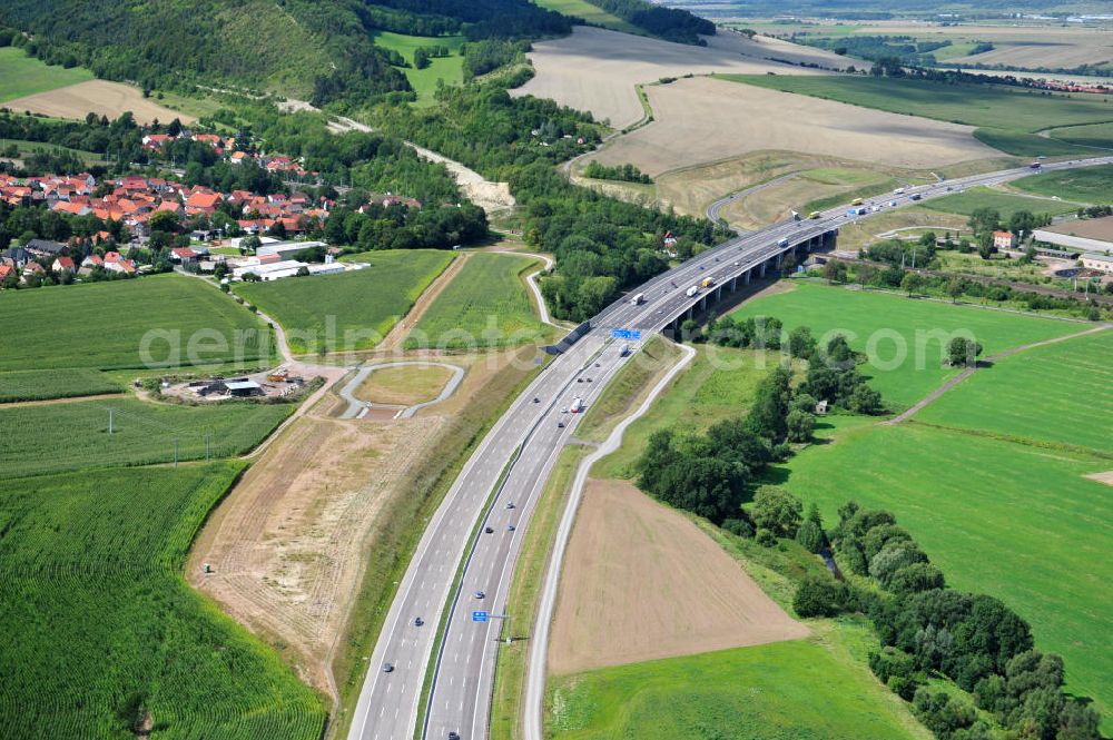 Sättelstädt from above - Die Hörseltalbrücke mit einer Länge von 195 Meter. Die Brücke wurde im Zuge des Projekt Nordverlegung / Umfahrung Hörselberge der Autobahn E40 / A4 in Thüringen bei Eisenach erbaut. Durchgeführt wurden die notwendigen Arbeiten unter an derem von den Mitarbeitern der Niederlassung Weimar der EUROVIA Verkehrsbau Union sowie der Niederlassungen Abbruch und Erdbau, Betonstraßenbau, Ingenieurbau und TECO Schallschutz der EUROVIA Beton sowie der DEGES. The bridge was built during the construction of the new bypass system.