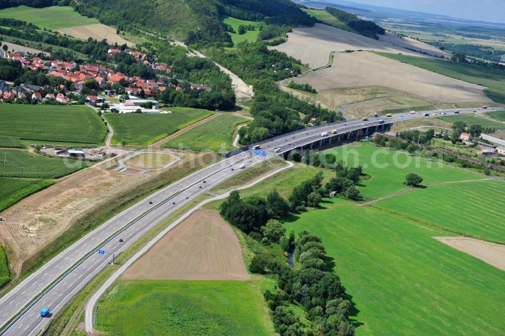 Sättelstädt from the bird's eye view: Die Hörseltalbrücke mit einer Länge von 195 Meter. Die Brücke wurde im Zuge des Projekt Nordverlegung / Umfahrung Hörselberge der Autobahn E40 / A4 in Thüringen bei Eisenach erbaut. Durchgeführt wurden die notwendigen Arbeiten unter an derem von den Mitarbeitern der Niederlassung Weimar der EUROVIA Verkehrsbau Union sowie der Niederlassungen Abbruch und Erdbau, Betonstraßenbau, Ingenieurbau und TECO Schallschutz der EUROVIA Beton sowie der DEGES. The bridge was built during the construction of the new bypass system.