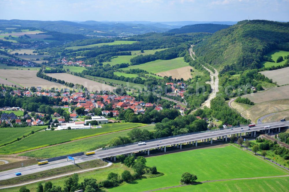 Aerial image Sättelstädt - Die Hörseltalbrücke mit einer Länge von 195 Meter. Die Brücke wurde im Zuge des Projekt Nordverlegung / Umfahrung Hörselberge der Autobahn E40 / A4 in Thüringen bei Eisenach erbaut. Durchgeführt wurden die notwendigen Arbeiten unter an derem von den Mitarbeitern der Niederlassung Weimar der EUROVIA Verkehrsbau Union sowie der Niederlassungen Abbruch und Erdbau, Betonstraßenbau, Ingenieurbau und TECO Schallschutz der EUROVIA Beton sowie der DEGES. The bridge was built during the construction of the new bypass system.