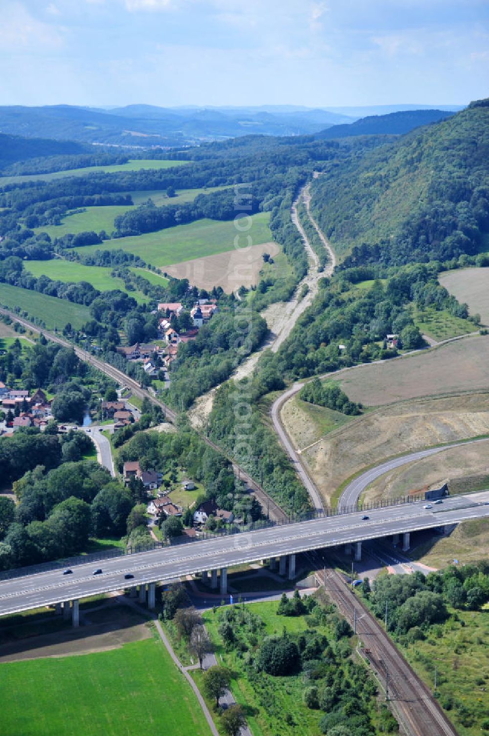 Aerial photograph Sättelstädt - Die Hörseltalbrücke mit einer Länge von 195 Meter. Die Brücke wurde im Zuge des Projekt Nordverlegung / Umfahrung Hörselberge der Autobahn E40 / A4 in Thüringen bei Eisenach erbaut. Durchgeführt wurden die notwendigen Arbeiten unter an derem von den Mitarbeitern der Niederlassung Weimar der EUROVIA Verkehrsbau Union sowie der Niederlassungen Abbruch und Erdbau, Betonstraßenbau, Ingenieurbau und TECO Schallschutz der EUROVIA Beton sowie der DEGES. The bridge was built during the construction of the new bypass system.