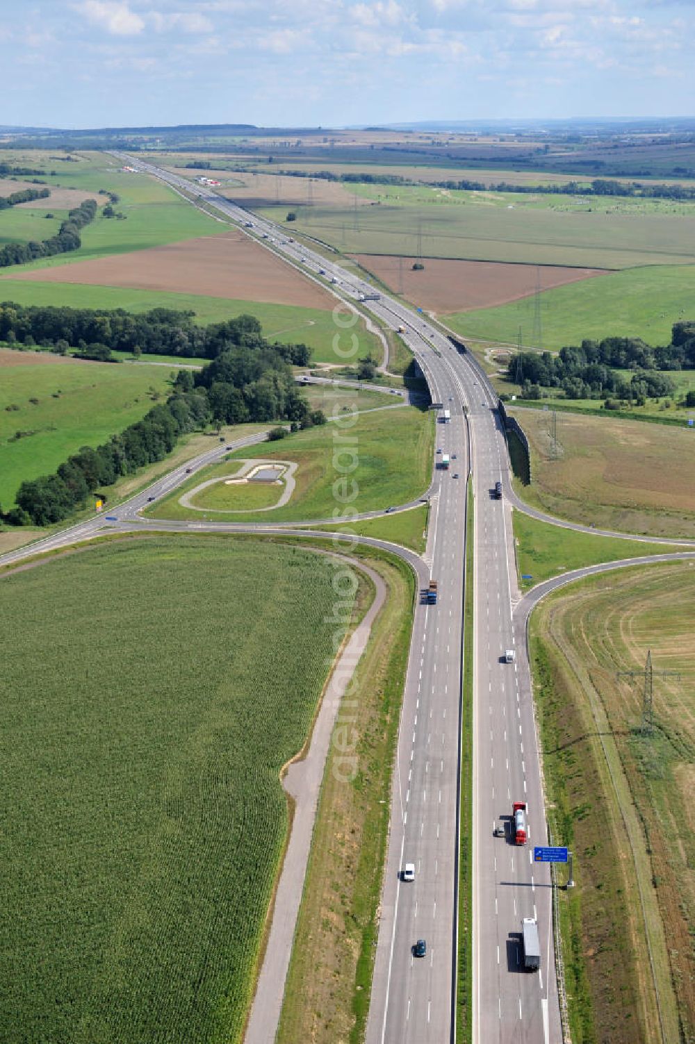 Großenlupnitz from above - Die Böbertalbrücke mit einer Länge von 370 Meter. Die Brücke wurde im Zuge des Projekt Nordverlegung / Umfahrung Hörselberge der Autobahn E40 / A4 in Thüringen bei Eisenach erbaut. Durchgeführt wurden die notwendigen Arbeiten unter an derem von den Mitarbeitern der Niederlassung Weimar der EUROVIA Verkehrsbau Union sowie der Niederlassungen Abbruch und Erdbau, Betonstraßenbau, Ingenieurbau und TECO Schallschutz der EUROVIA Beton sowie der DEGES. The bridge was built during the construction of the new bypass system.