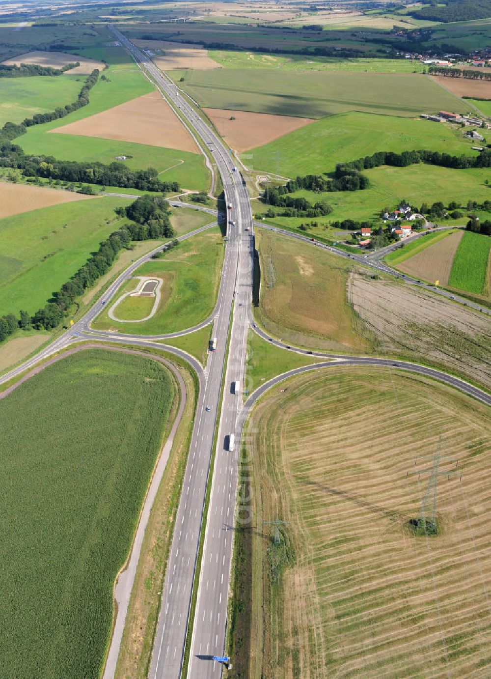 Großenlupnitz from the bird's eye view: Die Böbertalbrücke mit einer Länge von 370 Meter. Die Brücke wurde im Zuge des Projekt Nordverlegung / Umfahrung Hörselberge der Autobahn E40 / A4 in Thüringen bei Eisenach erbaut. Durchgeführt wurden die notwendigen Arbeiten unter an derem von den Mitarbeitern der Niederlassung Weimar der EUROVIA Verkehrsbau Union sowie der Niederlassungen Abbruch und Erdbau, Betonstraßenbau, Ingenieurbau und TECO Schallschutz der EUROVIA Beton sowie der DEGES. The bridge was built during the construction of the new bypass system.