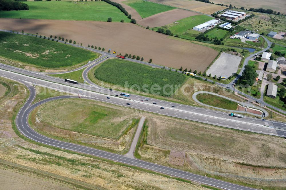 Aerial image Sättelstädt - Die Ausfahrt / Anschlussstelle Sättelstädt der A4 mit Regenrückhaltebecken am östlichen Ende der Hörseltalbrücke, erbaut im Zuge des Projekt Nordverlegung / Umfahrung Hörselberge der Autobahn E40 / A4 in Thüringen bei Eisenach. Durchgeführt wurden die notwendigen Arbeiten unter an derem von den Mitarbeitern der Niederlassung Weimar der EUROVIA Verkehrsbau Union sowie der Niederlassungen Abbruch und Erdbau, Betonstraßenbau, Ingenieurbau und TECO Schallschutz der EUROVIA Beton sowie der DEGES. Construction of new bypass system.