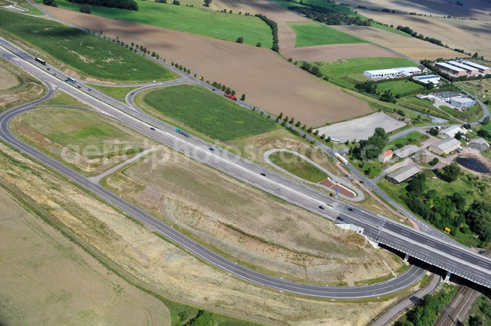 Aerial photograph Sättelstädt - Die Ausfahrt / Anschlussstelle Sättelstädt der A4 mit Regenrückhaltebecken am östlichen Ende der Hörseltalbrücke, erbaut im Zuge des Projekt Nordverlegung / Umfahrung Hörselberge der Autobahn E40 / A4 in Thüringen bei Eisenach. Durchgeführt wurden die notwendigen Arbeiten unter an derem von den Mitarbeitern der Niederlassung Weimar der EUROVIA Verkehrsbau Union sowie der Niederlassungen Abbruch und Erdbau, Betonstraßenbau, Ingenieurbau und TECO Schallschutz der EUROVIA Beton sowie der DEGES. Construction of new bypass system.