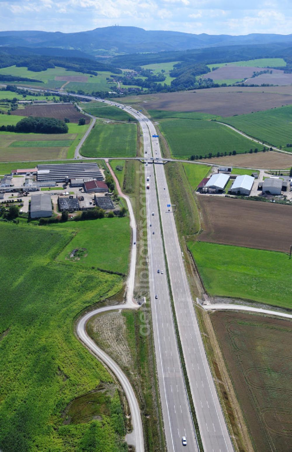 Hastrungsfeld from above - Neuer A4 Autobahnabschnitt, erbaut im Zuge des Projekt Nordverlegung / Umfahrung Hörselberge der Autobahn E40 / A4 in Thüringen bei Eisenach. Durchgeführt wurden die notwendigen Arbeiten unter an derem von den Mitarbeitern der Niederlassung Weimar der EUROVIA Verkehrsbau Union sowie der Niederlassungen Abbruch und Erdbau, Betonstraßenbau, Ingenieurbau und TECO Schallschutz der EUROVIA Beton sowie der DEGES. Construction of new bypass system.