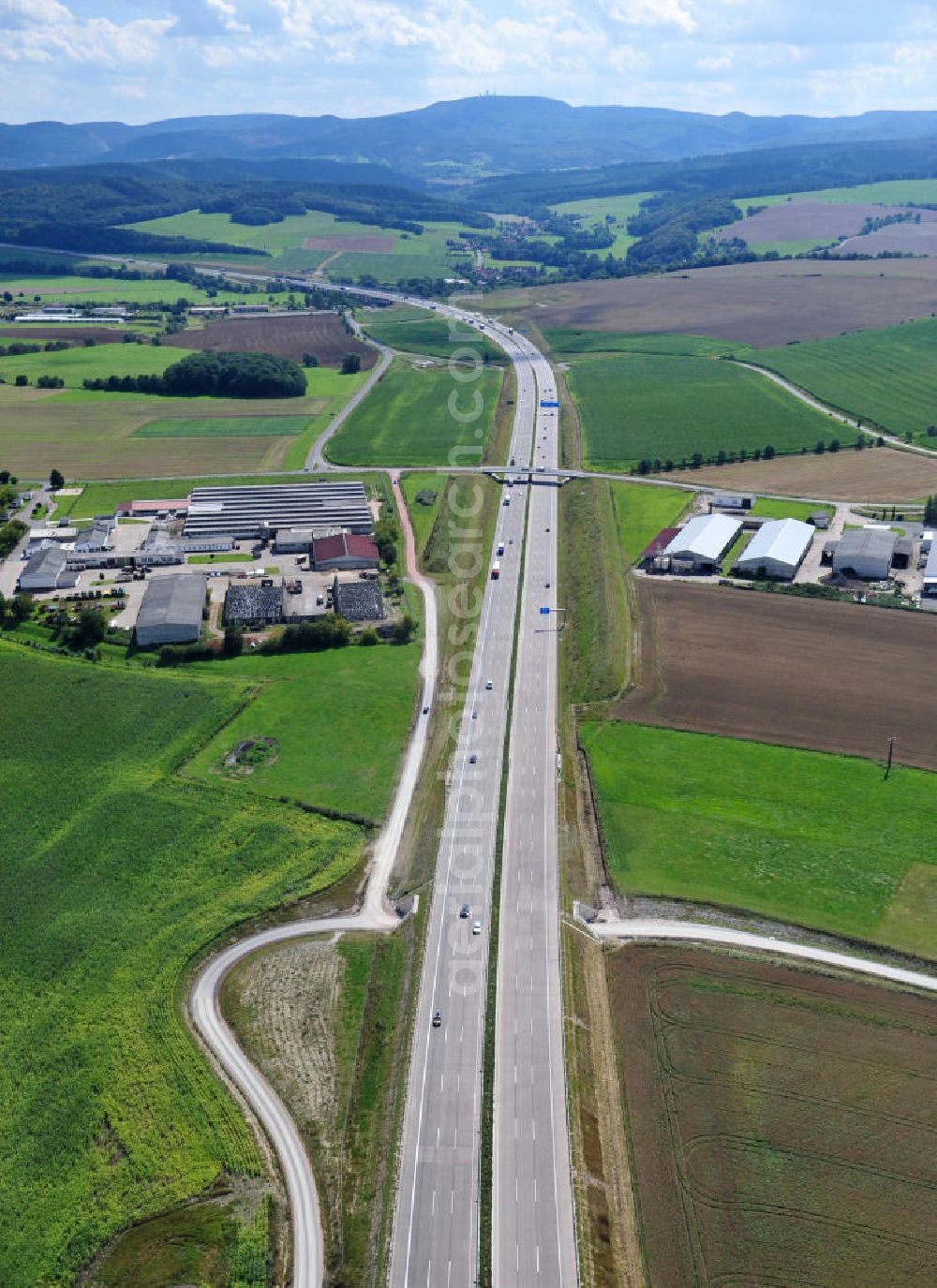 Hastrungsfeld from the bird's eye view: Neuer A4 Autobahnabschnitt, erbaut im Zuge des Projekt Nordverlegung / Umfahrung Hörselberge der Autobahn E40 / A4 in Thüringen bei Eisenach. Durchgeführt wurden die notwendigen Arbeiten unter an derem von den Mitarbeitern der Niederlassung Weimar der EUROVIA Verkehrsbau Union sowie der Niederlassungen Abbruch und Erdbau, Betonstraßenbau, Ingenieurbau und TECO Schallschutz der EUROVIA Beton sowie der DEGES. Construction of new bypass system.