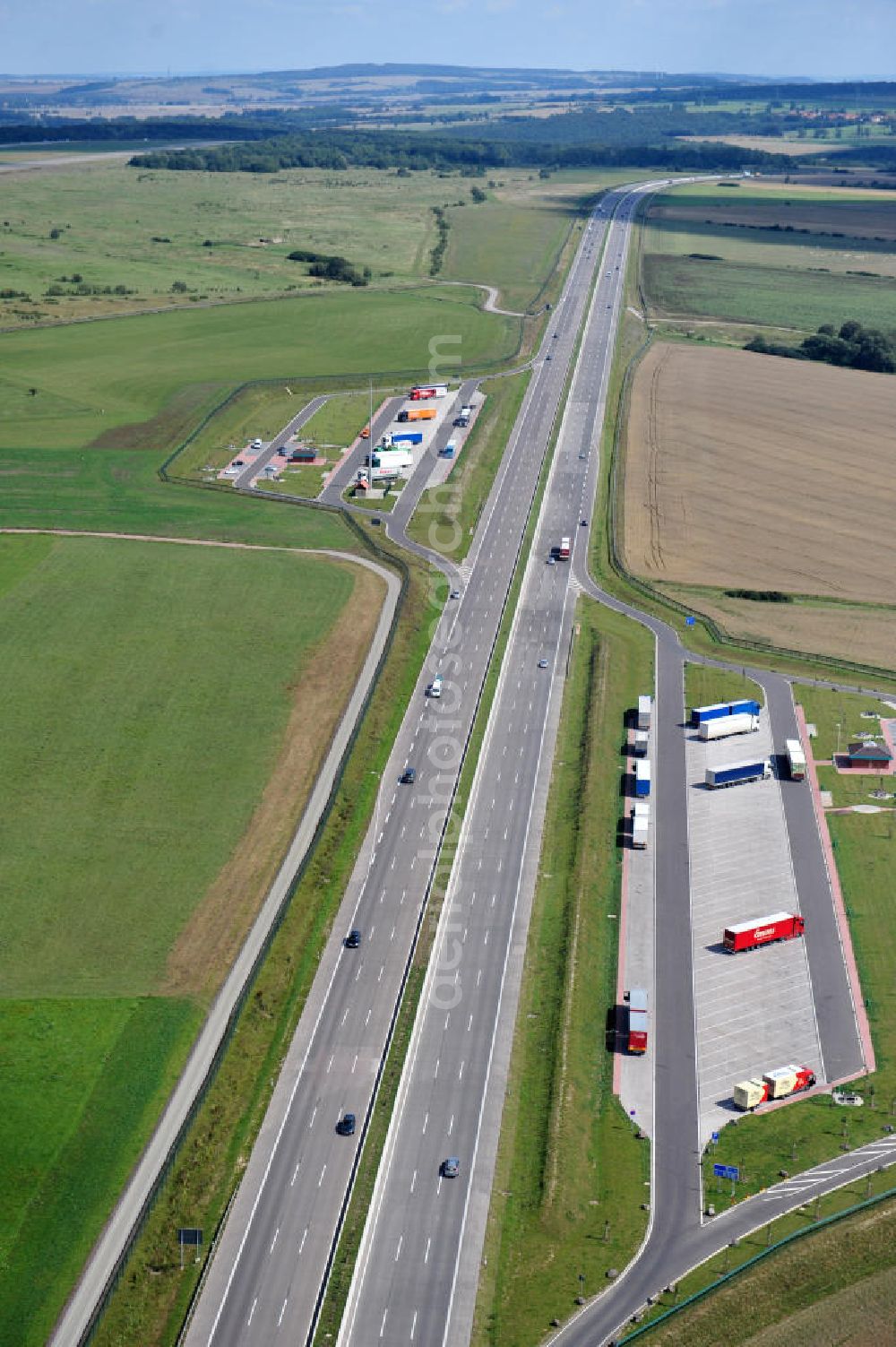 Wenigenlupnitz from the bird's eye view: Südliche (v) und nördliche (h) PWC-Anlage / Parkplatz mit WC / Rastplatz der A4, erbaut im Zuge des Projekt Nordverlegung / Umfahrung Hörselberge der Autobahn E40 / A4 in Thüringen bei Eisenach. Durchgeführt wurden die notwendigen Arbeiten unter an derem von den Mitarbeitern der Niederlassung Weimar der EUROVIA Verkehrsbau Union sowie der Niederlassungen Abbruch und Erdbau, Betonstraßenbau, Ingenieurbau und TECO Schallschutz der EUROVIA Beton sowie der DEGES. Construction of new bypass system.