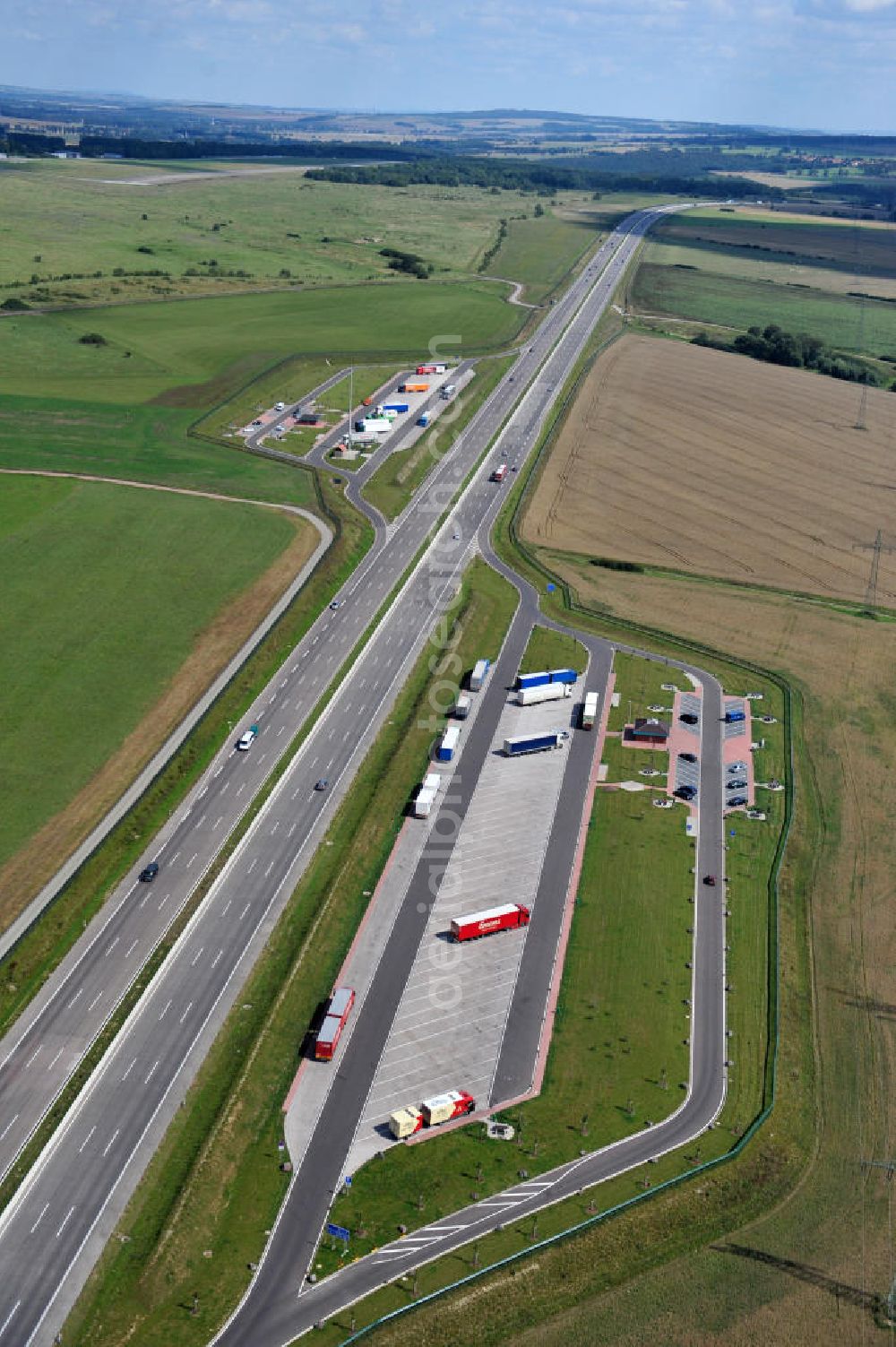 Aerial photograph Wenigenlupnitz - Südliche (v) und nördliche (h) PWC-Anlage / Parkplatz mit WC / Rastplatz der A4, erbaut im Zuge des Projekt Nordverlegung / Umfahrung Hörselberge der Autobahn E40 / A4 in Thüringen bei Eisenach. Durchgeführt wurden die notwendigen Arbeiten unter an derem von den Mitarbeitern der Niederlassung Weimar der EUROVIA Verkehrsbau Union sowie der Niederlassungen Abbruch und Erdbau, Betonstraßenbau, Ingenieurbau und TECO Schallschutz der EUROVIA Beton sowie der DEGES. Construction of new bypass system.