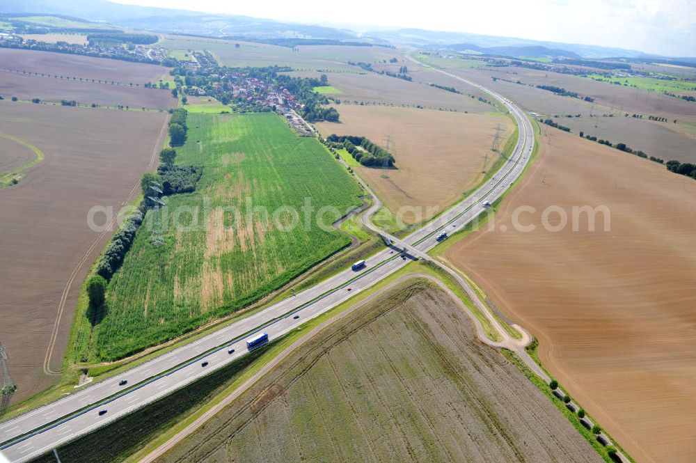 Aerial photograph Hötzelsroda - Neuer A4 Autobahnabschnitt, erbaut im Zuge des Projekt Nordverlegung / Umfahrung Hörselberge der Autobahn E40 / A4 in Thüringen bei Eisenach. Durchgeführt wurden die notwendigen Arbeiten unter an derem von den Mitarbeitern der Niederlassung Weimar der EUROVIA Verkehrsbau Union sowie der Niederlassungen Abbruch und Erdbau, Betonstraßenbau, Ingenieurbau und TECO Schallschutz der EUROVIA Beton sowie der DEGES. Construction of new bypass system.