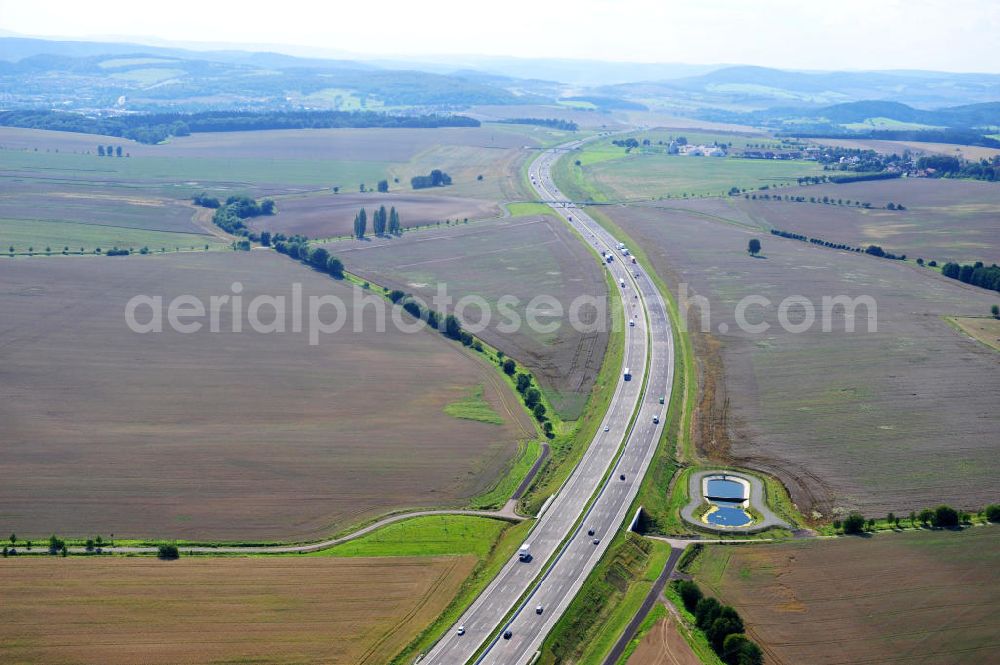 Aerial photograph Hötzelsroda - Neuer A4 Autobahnabschnitt, erbaut im Zuge des Projekt Nordverlegung / Umfahrung Hörselberge der Autobahn E40 / A4 in Thüringen bei Eisenach. Durchgeführt wurden die notwendigen Arbeiten unter an derem von den Mitarbeitern der Niederlassung Weimar der EUROVIA Verkehrsbau Union sowie der Niederlassungen Abbruch und Erdbau, Betonstraßenbau, Ingenieurbau und TECO Schallschutz der EUROVIA Beton sowie der DEGES. Construction of new bypass system.