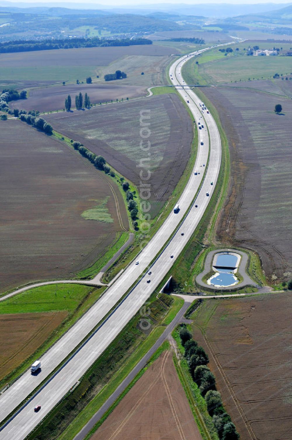 Hötzelsroda from above - Neuer A4 Autobahnabschnitt, erbaut im Zuge des Projekt Nordverlegung / Umfahrung Hörselberge der Autobahn E40 / A4 in Thüringen bei Eisenach. Durchgeführt wurden die notwendigen Arbeiten unter an derem von den Mitarbeitern der Niederlassung Weimar der EUROVIA Verkehrsbau Union sowie der Niederlassungen Abbruch und Erdbau, Betonstraßenbau, Ingenieurbau und TECO Schallschutz der EUROVIA Beton sowie der DEGES. Construction of new bypass system.