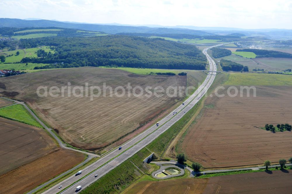 Madelungen from the bird's eye view: Neuer A4 Autobahnabschnitt, erbaut im Zuge des Projekt Nordverlegung / Umfahrung Hörselberge der Autobahn E40 / A4 in Thüringen bei Eisenach. Durchgeführt wurden die notwendigen Arbeiten unter an derem von den Mitarbeitern der Niederlassung Weimar der EUROVIA Verkehrsbau Union sowie der Niederlassungen Abbruch und Erdbau, Betonstraßenbau, Ingenieurbau und TECO Schallschutz der EUROVIA Beton sowie der DEGES. Construction of new bypass system.