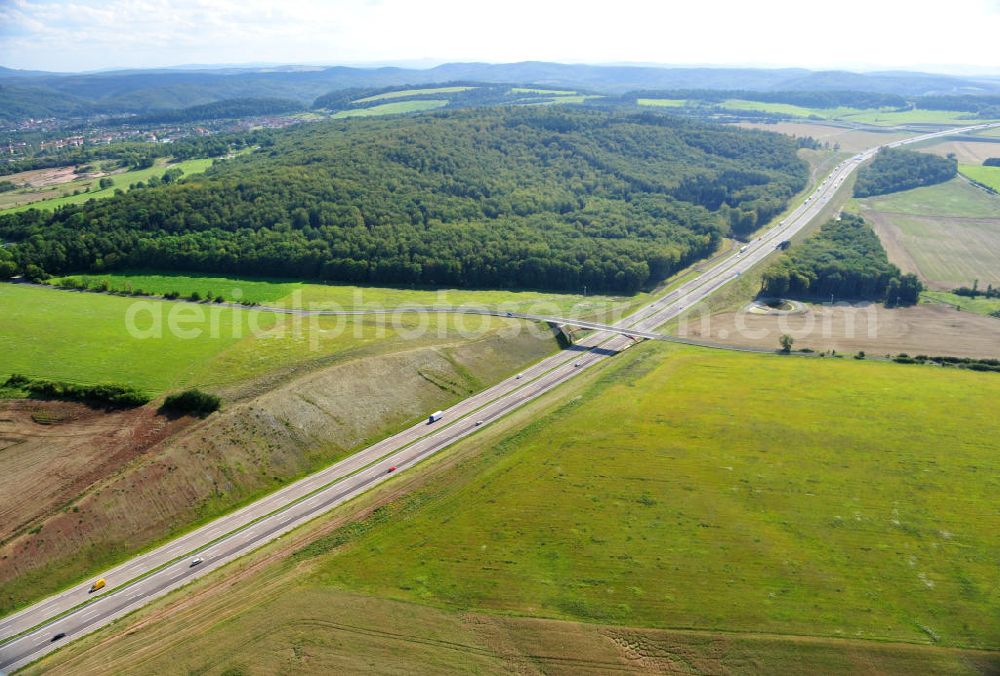 Aerial image Madelungen - Neuer A4 Autobahnabschnitt, erbaut im Zuge des Projekt Nordverlegung / Umfahrung Hörselberge der Autobahn E40 / A4 in Thüringen bei Eisenach. Durchgeführt wurden die notwendigen Arbeiten unter an derem von den Mitarbeitern der Niederlassung Weimar der EUROVIA Verkehrsbau Union sowie der Niederlassungen Abbruch und Erdbau, Betonstraßenbau, Ingenieurbau und TECO Schallschutz der EUROVIA Beton sowie der DEGES. Construction of new bypass system.