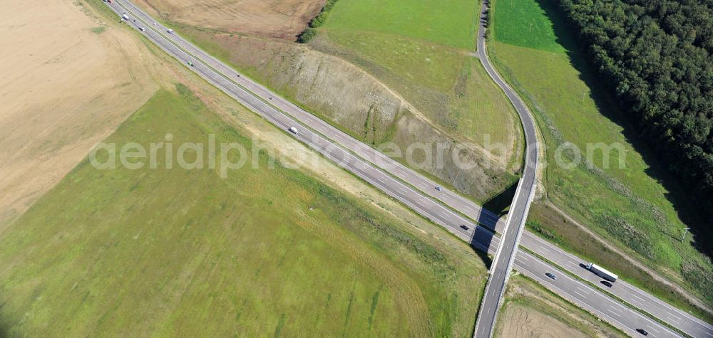 Madelungen from above - Neuer A4 Autobahnabschnitt, erbaut im Zuge des Projekt Nordverlegung / Umfahrung Hörselberge der Autobahn E40 / A4 in Thüringen bei Eisenach. Durchgeführt wurden die notwendigen Arbeiten unter an derem von den Mitarbeitern der Niederlassung Weimar der EUROVIA Verkehrsbau Union sowie der Niederlassungen Abbruch und Erdbau, Betonstraßenbau, Ingenieurbau und TECO Schallschutz der EUROVIA Beton sowie der DEGES. Construction of new bypass system.