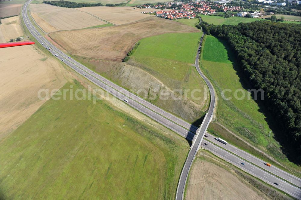 Madelungen from the bird's eye view: Neuer A4 Autobahnabschnitt, erbaut im Zuge des Projekt Nordverlegung / Umfahrung Hörselberge der Autobahn E40 / A4 in Thüringen bei Eisenach. Durchgeführt wurden die notwendigen Arbeiten unter an derem von den Mitarbeitern der Niederlassung Weimar der EUROVIA Verkehrsbau Union sowie der Niederlassungen Abbruch und Erdbau, Betonstraßenbau, Ingenieurbau und TECO Schallschutz der EUROVIA Beton sowie der DEGES. Construction of new bypass system.