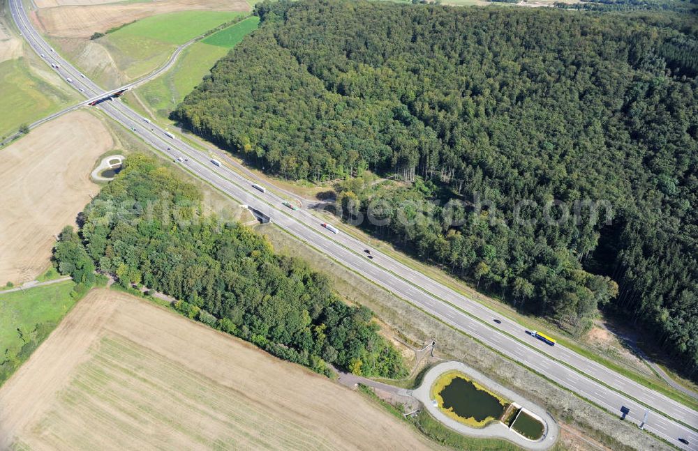 Aerial photograph Madelungen - Neuer A4 Autobahnabschnitt, erbaut im Zuge des Projekt Nordverlegung / Umfahrung Hörselberge der Autobahn E40 / A4 in Thüringen bei Eisenach. Durchgeführt wurden die notwendigen Arbeiten unter an derem von den Mitarbeitern der Niederlassung Weimar der EUROVIA Verkehrsbau Union sowie der Niederlassungen Abbruch und Erdbau, Betonstraßenbau, Ingenieurbau und TECO Schallschutz der EUROVIA Beton sowie der DEGES. Construction of new bypass system.