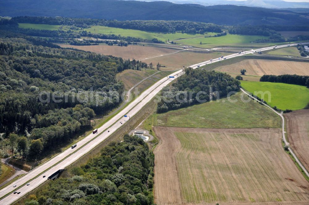 Eisenach from above - Neuer A4 Autobahnabschnitt, erbaut im Zuge des Projekt Nordverlegung / Umfahrung Hörselberge der Autobahn E40 / A4 in Thüringen bei Eisenach. Durchgeführt wurden die notwendigen Arbeiten unter an derem von den Mitarbeitern der Niederlassung Weimar der EUROVIA Verkehrsbau Union sowie der Niederlassungen Abbruch und Erdbau, Betonstraßenbau, Ingenieurbau und TECO Schallschutz der EUROVIA Beton sowie der DEGES. Construction of new bypass system.