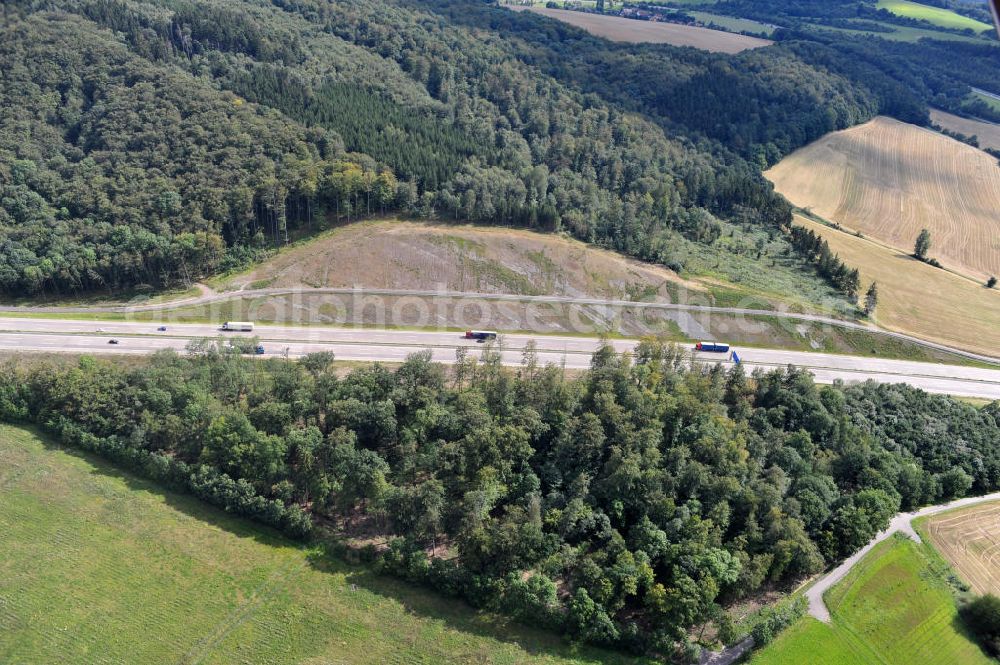 Eisenach from the bird's eye view: Neuer A4 Autobahnabschnitt, erbaut im Zuge des Projekt Nordverlegung / Umfahrung Hörselberge der Autobahn E40 / A4 in Thüringen bei Eisenach. Durchgeführt wurden die notwendigen Arbeiten unter an derem von den Mitarbeitern der Niederlassung Weimar der EUROVIA Verkehrsbau Union sowie der Niederlassungen Abbruch und Erdbau, Betonstraßenbau, Ingenieurbau und TECO Schallschutz der EUROVIA Beton sowie der DEGES. Construction of new bypass system.