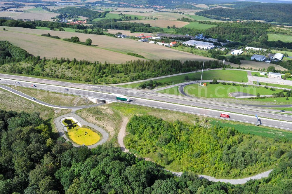 Aerial photograph Eisenach - Neuer A4 Autobahnabschnitt, erbaut im Zuge des Projekt Nordverlegung / Umfahrung Hörselberge der Autobahn E40 / A4 in Thüringen bei Eisenach. Durchgeführt wurden die notwendigen Arbeiten unter an derem von den Mitarbeitern der Niederlassung Weimar der EUROVIA Verkehrsbau Union sowie der Niederlassungen Abbruch und Erdbau, Betonstraßenbau, Ingenieurbau und TECO Schallschutz der EUROVIA Beton sowie der DEGES. Construction of new bypass system.