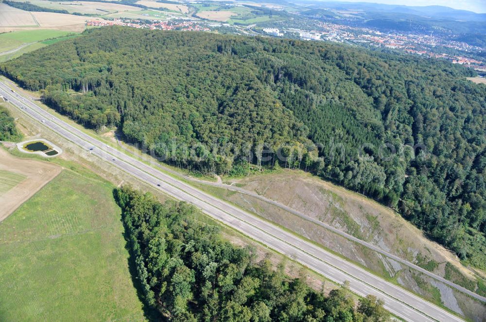 Eisenach from above - Neuer A4 Autobahnabschnitt, erbaut im Zuge des Projekt Nordverlegung / Umfahrung Hörselberge der Autobahn E40 / A4 in Thüringen bei Eisenach. Durchgeführt wurden die notwendigen Arbeiten unter an derem von den Mitarbeitern der Niederlassung Weimar der EUROVIA Verkehrsbau Union sowie der Niederlassungen Abbruch und Erdbau, Betonstraßenbau, Ingenieurbau und TECO Schallschutz der EUROVIA Beton sowie der DEGES. Construction of new bypass system.