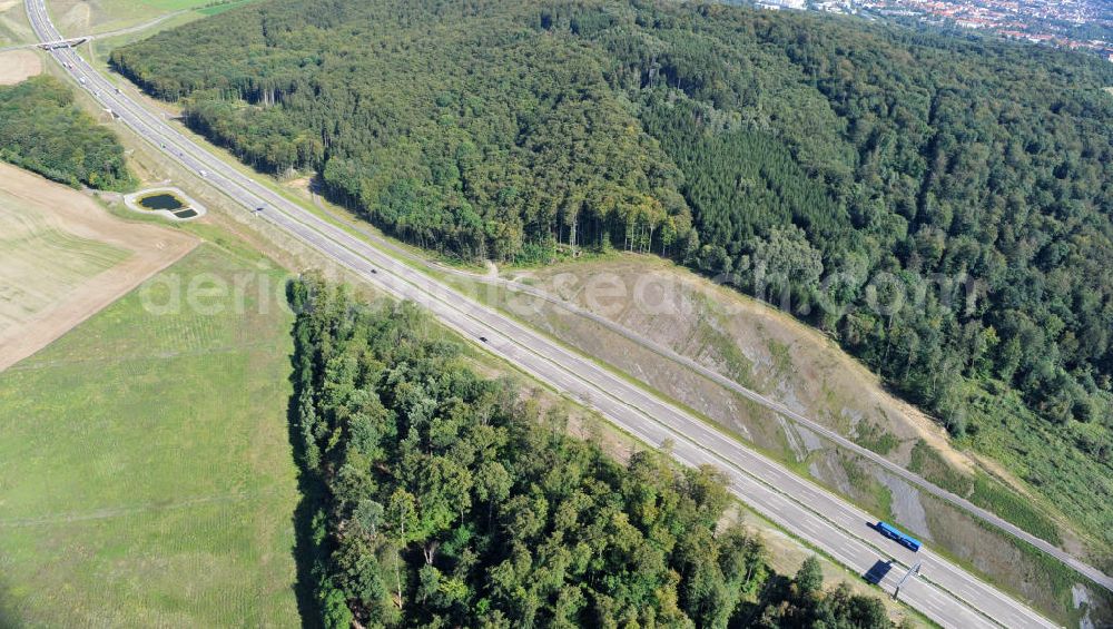 Eisenach from the bird's eye view: Neuer A4 Autobahnabschnitt, erbaut im Zuge des Projekt Nordverlegung / Umfahrung Hörselberge der Autobahn E40 / A4 in Thüringen bei Eisenach. Durchgeführt wurden die notwendigen Arbeiten unter an derem von den Mitarbeitern der Niederlassung Weimar der EUROVIA Verkehrsbau Union sowie der Niederlassungen Abbruch und Erdbau, Betonstraßenbau, Ingenieurbau und TECO Schallschutz der EUROVIA Beton sowie der DEGES. Construction of new bypass system.