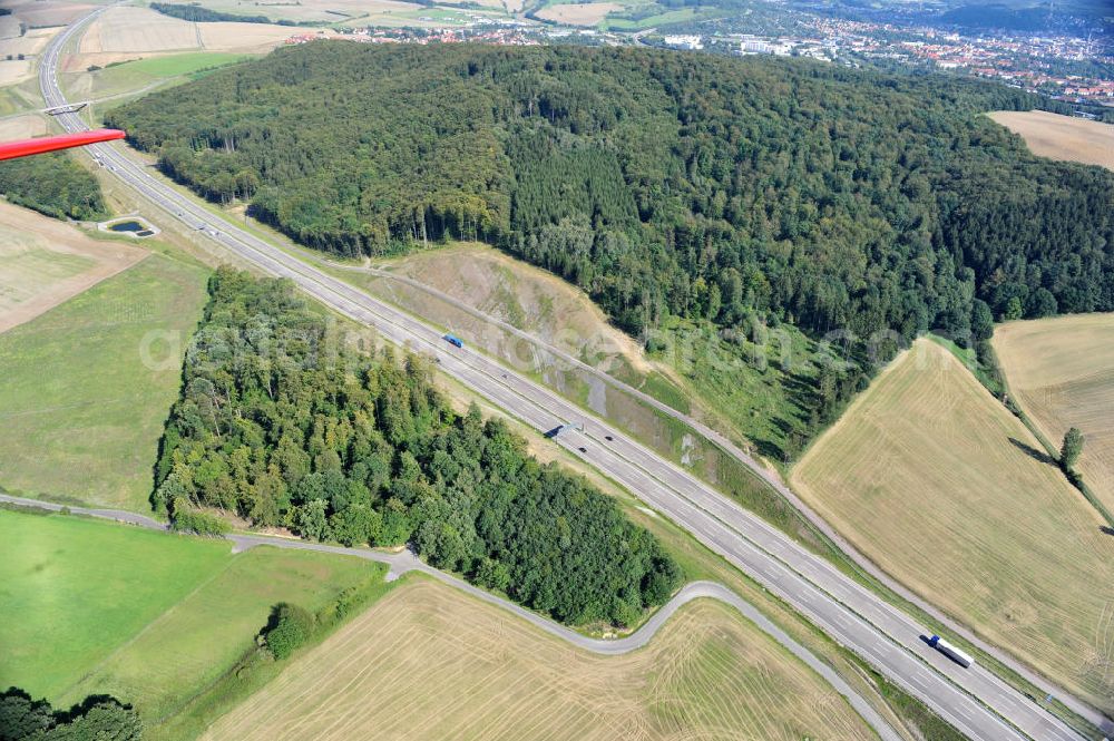 Aerial image Eisenach - Neuer A4 Autobahnabschnitt, erbaut im Zuge des Projekt Nordverlegung / Umfahrung Hörselberge der Autobahn E40 / A4 in Thüringen bei Eisenach. Durchgeführt wurden die notwendigen Arbeiten unter an derem von den Mitarbeitern der Niederlassung Weimar der EUROVIA Verkehrsbau Union sowie der Niederlassungen Abbruch und Erdbau, Betonstraßenbau, Ingenieurbau und TECO Schallschutz der EUROVIA Beton sowie der DEGES. Construction of new bypass system.