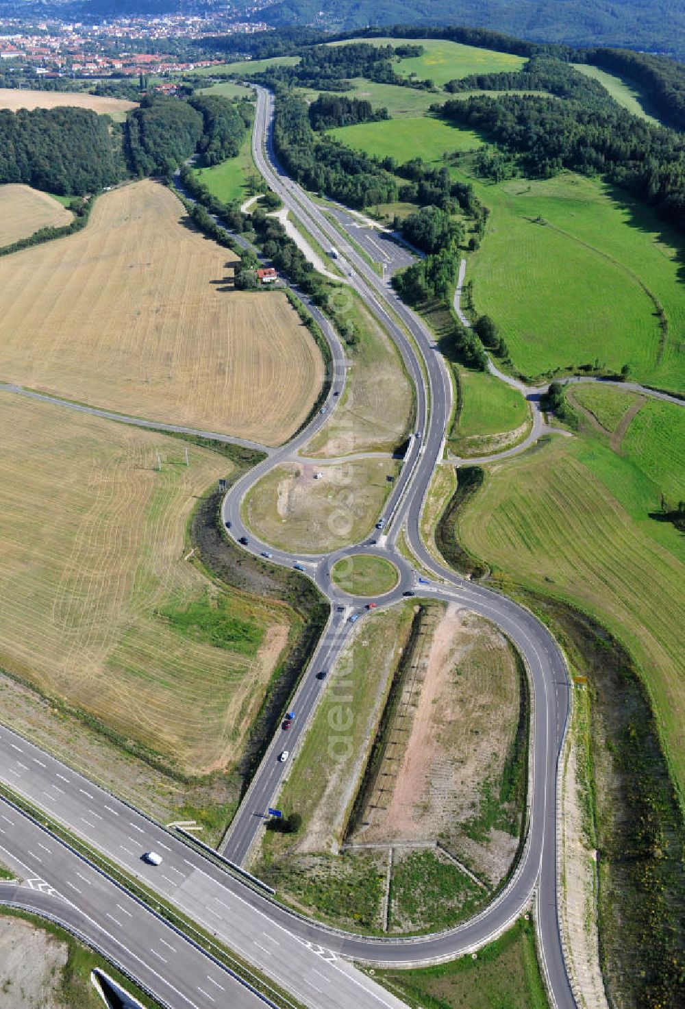 Eisenach from the bird's eye view: Neuer A4 Autobahnabschnitt, erbaut im Zuge des Projekt Nordverlegung / Umfahrung Hörselberge der Autobahn E40 / A4 in Thüringen bei Eisenach. Durchgeführt wurden die notwendigen Arbeiten unter an derem von den Mitarbeitern der Niederlassung Weimar der EUROVIA Verkehrsbau Union sowie der Niederlassungen Abbruch und Erdbau, Betonstraßenbau, Ingenieurbau und TECO Schallschutz der EUROVIA Beton sowie der DEGES. Construction of new bypass system.