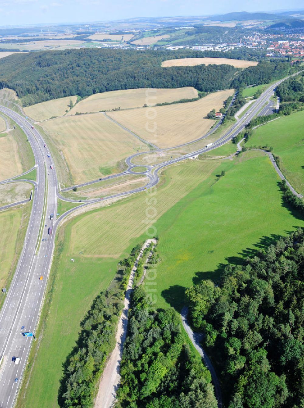 Eisenach from the bird's eye view: Neuer A4 Autobahnabschnitt, erbaut im Zuge des Projekt Nordverlegung / Umfahrung Hörselberge der Autobahn E40 / A4 in Thüringen bei Eisenach. Durchgeführt wurden die notwendigen Arbeiten unter an derem von den Mitarbeitern der Niederlassung Weimar der EUROVIA Verkehrsbau Union sowie der Niederlassungen Abbruch und Erdbau, Betonstraßenbau, Ingenieurbau und TECO Schallschutz der EUROVIA Beton sowie der DEGES. Construction of new bypass system.