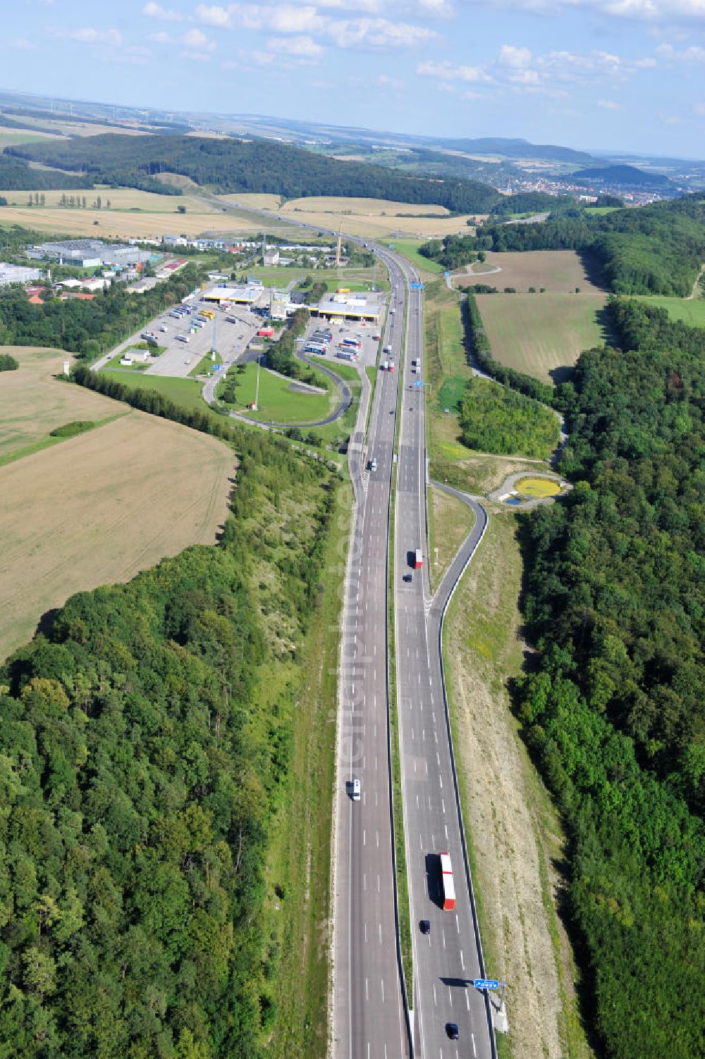 Aerial image Eisenach - Neuer A4 Autobahnabschnitt, erbaut im Zuge des Projekt Nordverlegung / Umfahrung Hörselberge der Autobahn E40 / A4 in Thüringen bei Eisenach. Durchgeführt wurden die notwendigen Arbeiten unter an derem von den Mitarbeitern der Niederlassung Weimar der EUROVIA Verkehrsbau Union sowie der Niederlassungen Abbruch und Erdbau, Betonstraßenbau, Ingenieurbau und TECO Schallschutz der EUROVIA Beton sowie der DEGES. Construction of new bypass system.