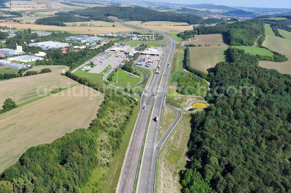 Aerial photograph Eisenach - Neuer A4 Autobahnabschnitt, erbaut im Zuge des Projekt Nordverlegung / Umfahrung Hörselberge der Autobahn E40 / A4 in Thüringen bei Eisenach. Durchgeführt wurden die notwendigen Arbeiten unter an derem von den Mitarbeitern der Niederlassung Weimar der EUROVIA Verkehrsbau Union sowie der Niederlassungen Abbruch und Erdbau, Betonstraßenbau, Ingenieurbau und TECO Schallschutz der EUROVIA Beton sowie der DEGES. Construction of new bypass system.