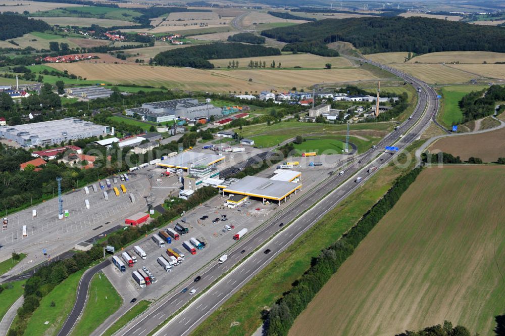 Eisenach from the bird's eye view: Neuer A4 Autobahnabschnitt, erbaut im Zuge des Projekt Nordverlegung / Umfahrung Hörselberge der Autobahn E40 / A4 in Thüringen bei Eisenach. Durchgeführt wurden die notwendigen Arbeiten unter an derem von den Mitarbeitern der Niederlassung Weimar der EUROVIA Verkehrsbau Union sowie der Niederlassungen Abbruch und Erdbau, Betonstraßenbau, Ingenieurbau und TECO Schallschutz der EUROVIA Beton sowie der DEGES. Construction of new bypass system.