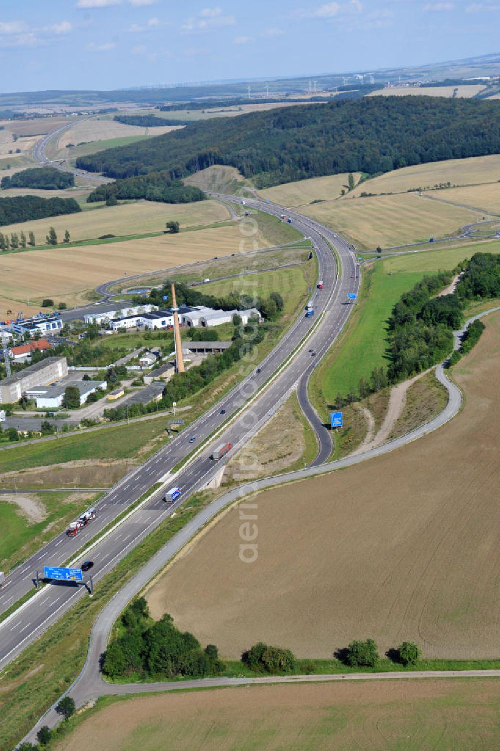 Aerial photograph Eisenach - Neuer A4 Autobahnabschnitt, erbaut im Zuge des Projekt Nordverlegung / Umfahrung Hörselberge der Autobahn E40 / A4 in Thüringen bei Eisenach. Durchgeführt wurden die notwendigen Arbeiten unter an derem von den Mitarbeitern der Niederlassung Weimar der EUROVIA Verkehrsbau Union sowie der Niederlassungen Abbruch und Erdbau, Betonstraßenbau, Ingenieurbau und TECO Schallschutz der EUROVIA Beton sowie der DEGES. Construction of new bypass system.