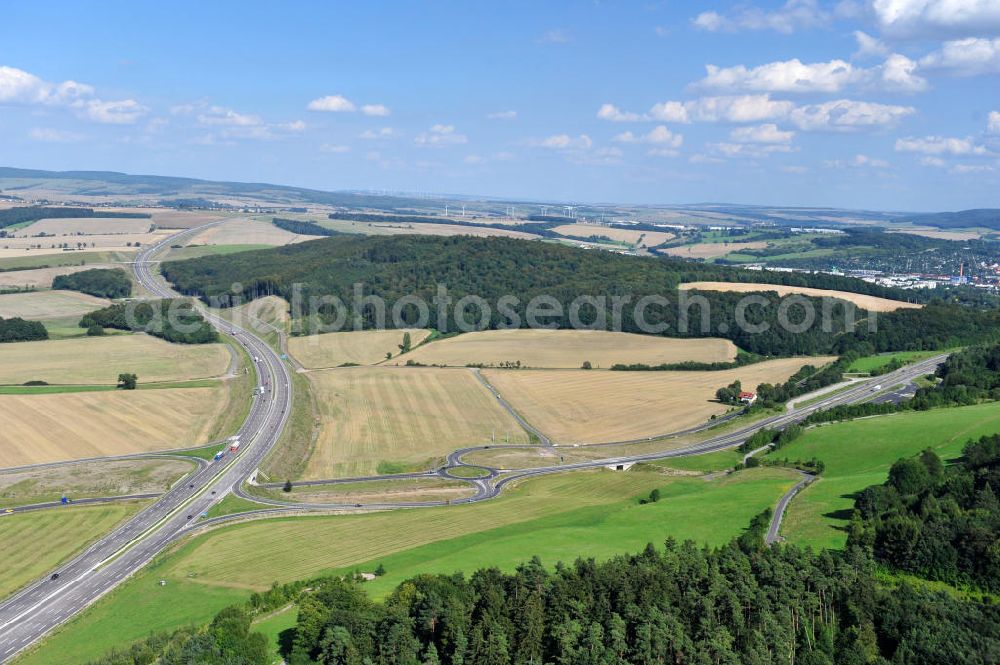 Eisenach from the bird's eye view: Neuer A4 Autobahnabschnitt, erbaut im Zuge des Projekt Nordverlegung / Umfahrung Hörselberge der Autobahn E40 / A4 in Thüringen bei Eisenach. Durchgeführt wurden die notwendigen Arbeiten unter an derem von den Mitarbeitern der Niederlassung Weimar der EUROVIA Verkehrsbau Union sowie der Niederlassungen Abbruch und Erdbau, Betonstraßenbau, Ingenieurbau und TECO Schallschutz der EUROVIA Beton sowie der DEGES. Construction of new bypass system.