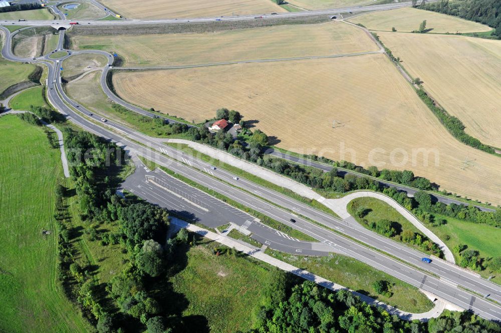 Eisenach from the bird's eye view: Neuer A4 Autobahnabschnitt, erbaut im Zuge des Projekt Nordverlegung / Umfahrung Hörselberge der Autobahn E40 / A4 in Thüringen bei Eisenach. Durchgeführt wurden die notwendigen Arbeiten unter an derem von den Mitarbeitern der Niederlassung Weimar der EUROVIA Verkehrsbau Union sowie der Niederlassungen Abbruch und Erdbau, Betonstraßenbau, Ingenieurbau und TECO Schallschutz der EUROVIA Beton sowie der DEGES. Construction of new bypass system.