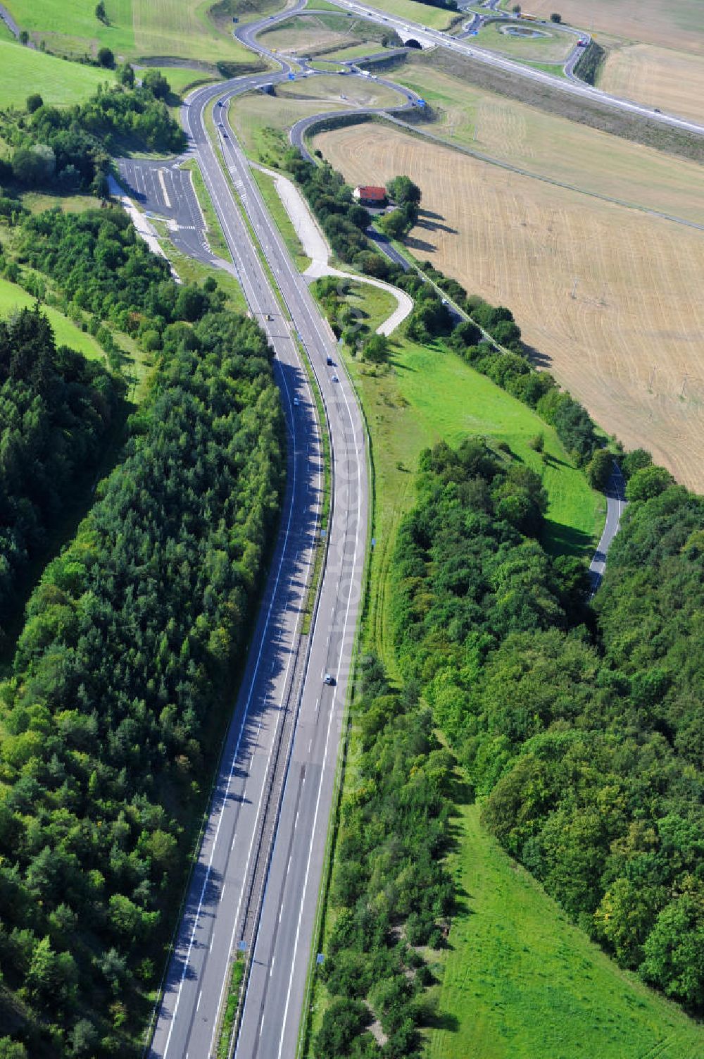 Aerial image Eisenach - Neuer A4 Autobahnabschnitt, erbaut im Zuge des Projekt Nordverlegung / Umfahrung Hörselberge der Autobahn E40 / A4 in Thüringen bei Eisenach. Durchgeführt wurden die notwendigen Arbeiten unter an derem von den Mitarbeitern der Niederlassung Weimar der EUROVIA Verkehrsbau Union sowie der Niederlassungen Abbruch und Erdbau, Betonstraßenbau, Ingenieurbau und TECO Schallschutz der EUROVIA Beton sowie der DEGES. Construction of new bypass system.