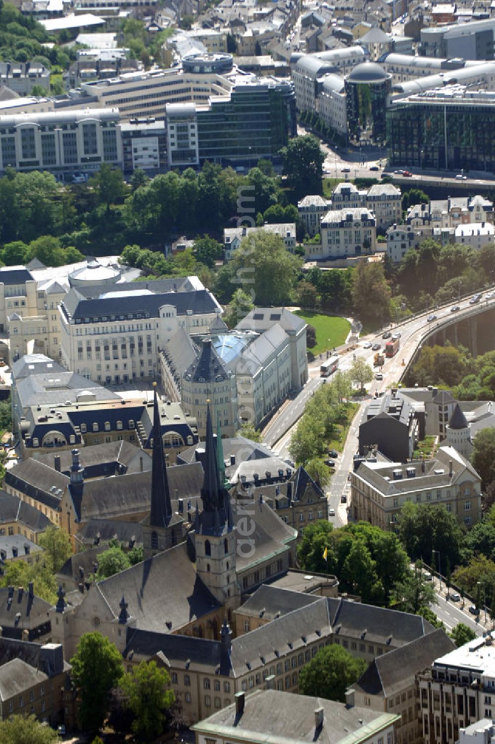 Aerial image Luxemburg - Blick auf die Kathedrale unserer lieben Frau in Luxemburg (Stadt). Die Cathedrale de Notre Dame war ursprünglich eine Jesuitenkirche, deren Grundstein 1613 gelegt wurde. Ende des 18. Jahrhunderts nahm die Kirche das Gnadenbild der Trösterin der Betrübten, der Stadt- und Landespatronin, auf. Rund 50 Jahre später erhielt sie den Weihetitel Liebfrauenkirche und 1870 wurde sie von Papst Pius IX. zur Kathedrale Unserer Lieben Frau erhoben. Im Hintergrund ist der neue Justizpalast zu sehen, der am 6. Oktober 2008 eingeweiht wurde. Verantwortliche Architekten für das Justizviertel sind Rob und Leon Krier. Kontakt Rob Krier: Krier und Kohl, Tel: +49(0)30 8938770, Email: info@krierkohl.com