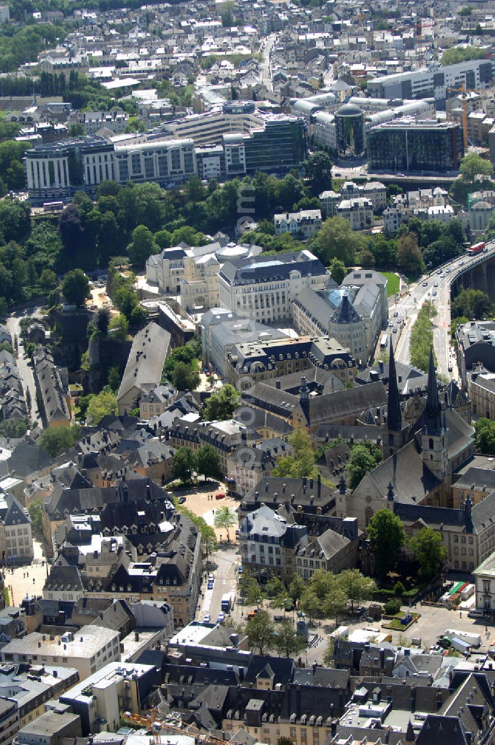 Aerial photograph Luxemburg - Blick auf die Kathedrale unserer lieben Frau in Luxemburg (Stadt). Die Cathedrale de Notre Dame war ursprünglich eine Jesuitenkirche, deren Grundstein 1613 gelegt wurde. Ende des 18. Jahrhunderts nahm die Kirche das Gnadenbild der Trösterin der Betrübten, der Stadt- und Landespatronin, auf. Rund 50 Jahre später erhielt sie den Weihetitel Liebfrauenkirche und 1870 wurde sie von Papst Pius IX. zur Kathedrale Unserer Lieben Frau erhoben. Im Hintergrund ist der neue Justizpalast zu sehen, der am 6. Oktober 2008 eingeweiht wurde. Verantwortliche Architekten für das Justizviertel sind Rob und Leon Krier. Kontakt Rob Krier: Krier und Kohl, Tel: +49(0)30 8938770, Email: info@krierkohl.com